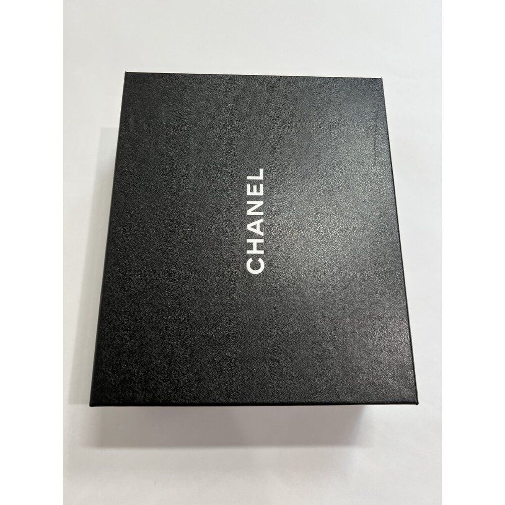 Chanel Interlocking CC logo Sneakers in White - Picture 3 of 11